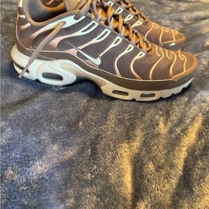 Nike Women's Brown and Cream Athletic Shoes